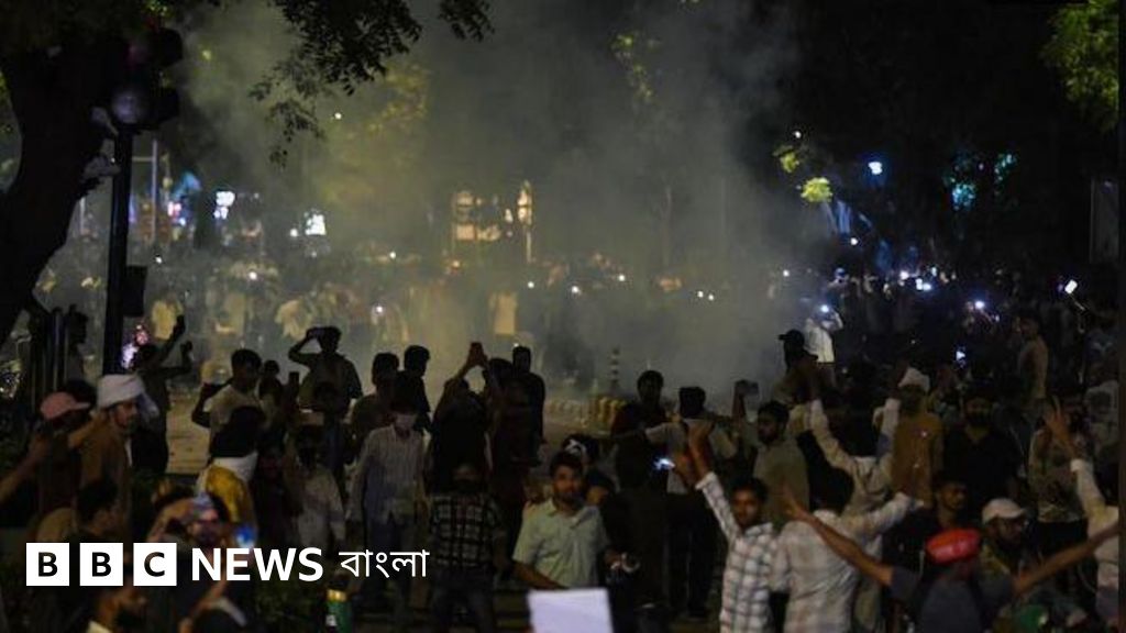 দিল্লিতে বিক্ষোভকারীদের ওপর পুলিশের লাঠিচার্জ ও টিয়ার শেল নিক্ষেপ