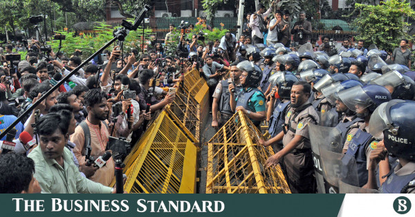 সচিবালয়ের দিকে এইচএসসি পরীক্ষার্থীদের পদযাত্রা আটকে দিল পুলিশ