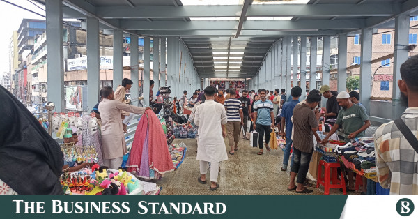 ঢাকা দক্ষিণের একমাত্র এস্কেলেটর ফুটব্রিজ হকারদের দখলে