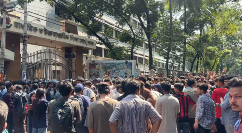 শিক্ষামন্ত্রীর পদত্যাগসহ তিন দাবিতে ঢাকায় শিক্ষার্থীদের বিক্ষোভ