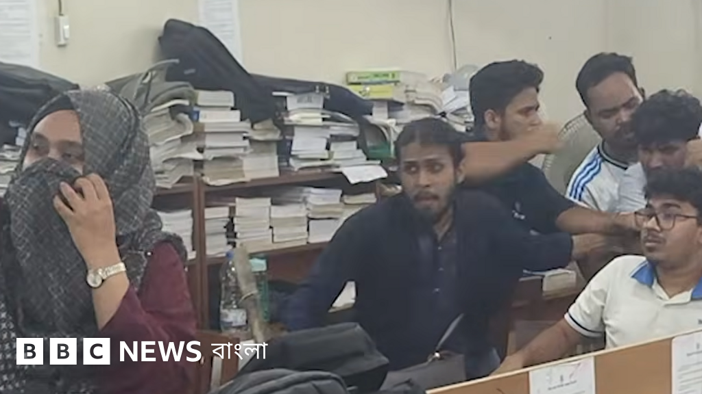 রাজশাহী বিশ্ববিদ্যালয়ে মারধর ও ছাত্রলীগ পরিচয়ে পুলিশের হাতে তুলে দেওয়ার ঘটনা