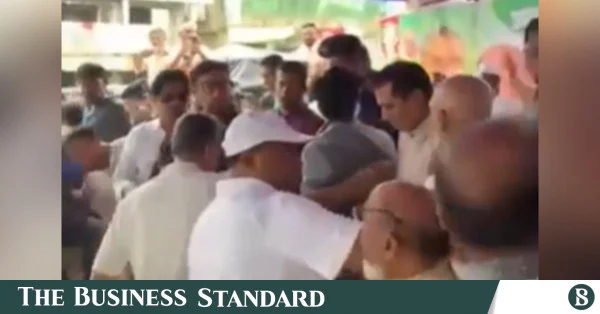 অর্থমন্ত্রীর ত্রাণ বিতরণ অনুষ্ঠানে মঞ্চ ধসে পড়ল