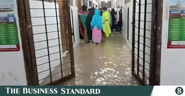 ভারী বর্ষণে ফরিদপুর মেডিকেল কলেজ হাসপাতালে জলাবদ্ধতা, ব্যাহত চিকিৎসা সেবা