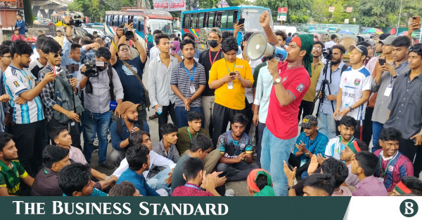 শিক্ষামন্ত্রীর পদত্যাগের দাবিতে চট্টগ্রামে এইচএসসি পরীক্ষার্থীদের অবস্থান কর্মসূচি