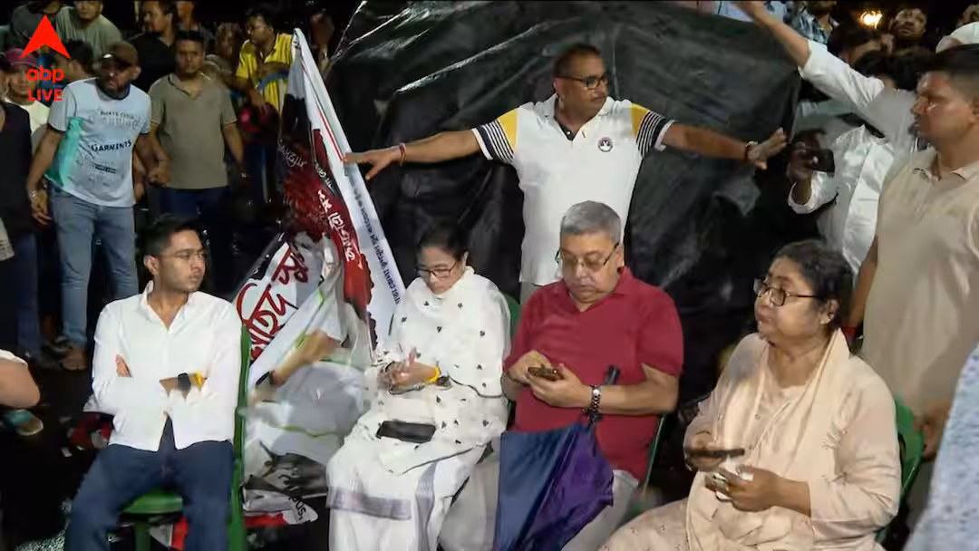 ২১ জুলাই সমাবেশের আগে বিড়লা প্ল্যানেটোরিয়ামে অবস্থানে মমতা
