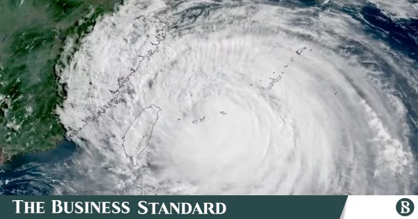 জাপানের দক্ষিণাঞ্চলীয় দ্বীপে আঘাত হেনেছে টাইফুন বাভি, তাইওয়ানে হাজারো মানুষের স্থানান্তর