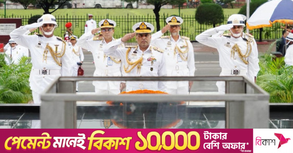 শিখা অনির্বাণে শ্রদ্ধা নিবেদন করলেন নবনিযুক্ত নৌবাহিনী প্রধান