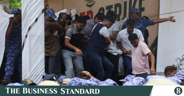 অনশনরত কর্মীকে হাসপাতালে স্থানান্তর করল ভারতীয় পুলিশ