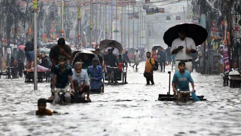 বাংলাদেশে ভারী বৃষ্টির পূর্বাভাস, উত্তরাঞ্চলে বন্যার অবনতির আশঙ্কা