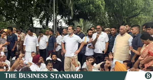 ভারতের প্রধানমন্ত্রীর বাসভবনের সামনে রাহুল ও প্রিয়াঙ্কার অবস্থান কর্মসূচি