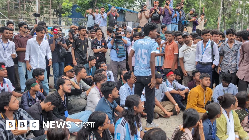 এইচএসসি পরীক্ষা স্থগিত ও শিক্ষামন্ত্রীর পদত্যাগের দাবিতে বিক্ষোভ