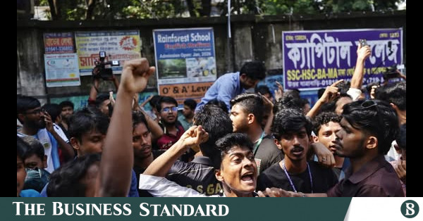 শিক্ষামন্ত্রীর পদত্যাগের দাবিতে এইচএসসি পরীক্ষার্থীদের বিক্ষোভ