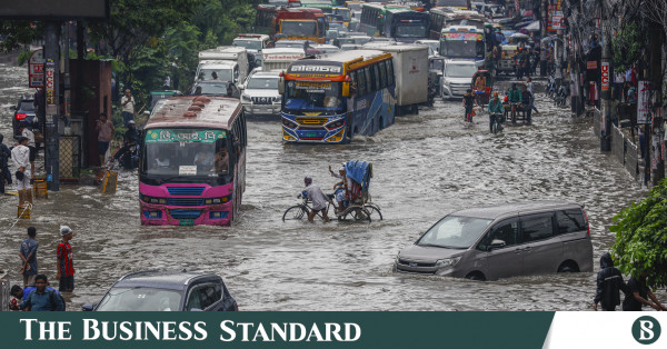 ভারী বর্ষণে ঢাকার বিভিন্ন এলাকা জলমগ্ন, ব্যাহত যান চলাচল