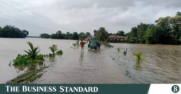 সিলেট ও সুনামগঞ্জে পানি কিছুটা কমলেও হবিগঞ্জ-মৌলভীবাজারে পানিবন্দি ৫০ হাজার মানুষ