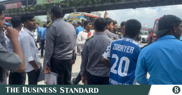 শিক্ষামন্ত্রীর পদত্যাগের দাবিতে উত্তরায় এইচএসসি পরীক্ষার্থীদের সড়ক অবরোধ