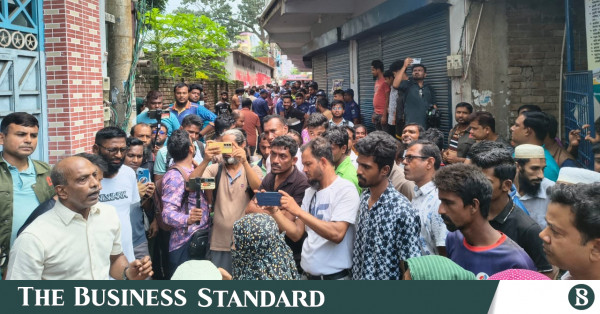 যশোর-৪ আসনের এমপির বাড়িতে স্থানীয়দের বিক্ষোভ ও ঘেরাও