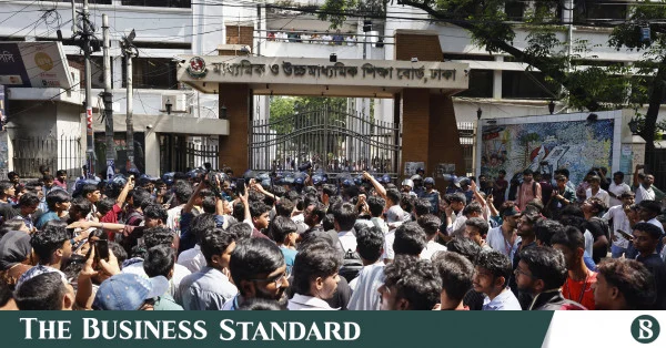 এইচএসসি পরীক্ষা নিয়ে শিক্ষার্থীদের বিক্ষোভ কাঠামোগত ত্রুটির প্রতিফলন: বিশ্লেষকরা