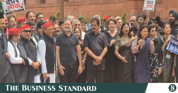 দিল্লিতে নিরাপত্তা জোরদার, কালো পোশাক পরে বিরোধী আইনপ্রণেতাদের প্রতিবাদ