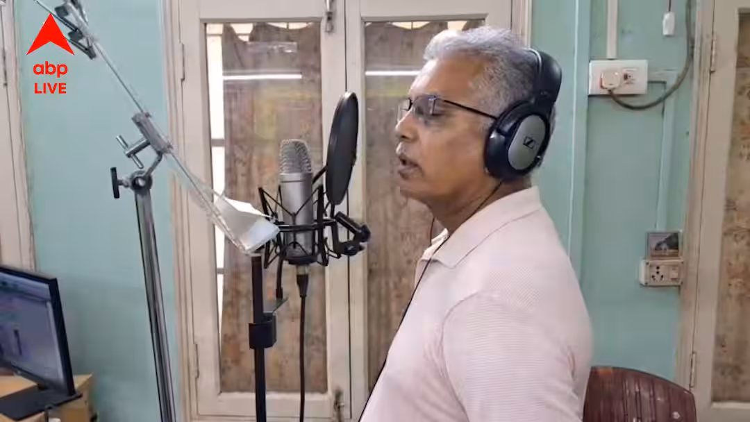 ঝালমুড়ি নিয়ে গান গাইলেন দিলীপ ঘোষ