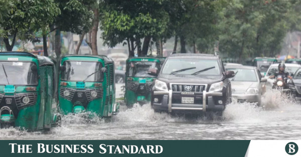 ভারী বর্ষণে ঢাকার বিভিন্ন এলাকা জলমগ্ন