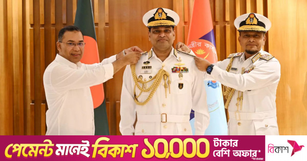 নতুন নৌবাহিনী প্রধানকে ভাইস অ্যাডমিরাল র‍্যাংক ব্যাজ পরিয়ে দিলেন প্রধানমন্ত্রী