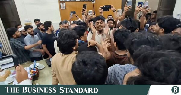 ঢাবির শহীদুল্লাহ হলে সমকামিতার অভিযোগ নিয়ে ছাত্রদল ও শিবিরের সংঘর্ষ