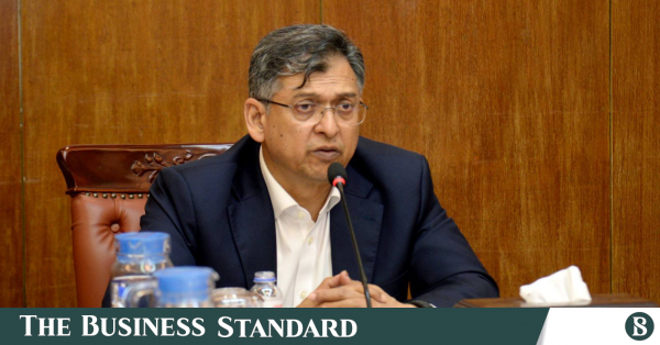 অপরাধী, চাঁদাবাজ ও মাদক ব্যবসায়ীদের দ্রুত গ্রেপ্তারের নির্দেশ স্বরাষ্ট্রমন্ত্রীর