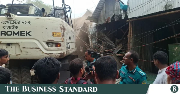 টঙ্গীতে মাদক স্পট হিসেবে পরিচিত এলাকায় রাজউক ও পুলিশের উচ্ছেদ অভিযান
