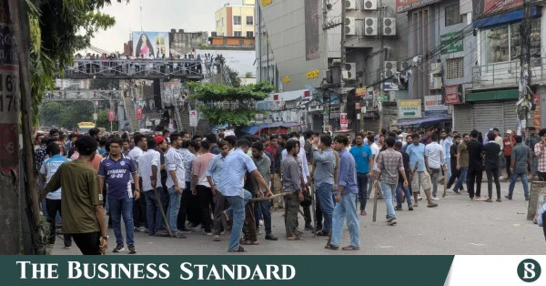ঢাকা কলেজে ছাত্রদল ও শিবিরের সংঘর্ষে আহত ২৭