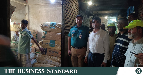 শ্যামবাজারে ৪.৮ টন অবৈধ পলিথিন জব্দ, দুই ব্যবসায়ীকে জরিমানা