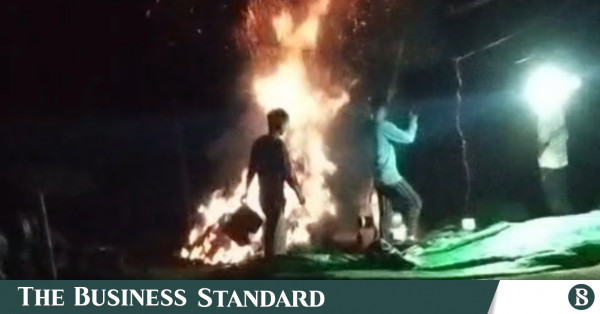 কুষ্টিয়ায় অবৈধ ব্যাটারি কারখানায় দূষিত হচ্ছে পদ্মা চরের পরিবেশ