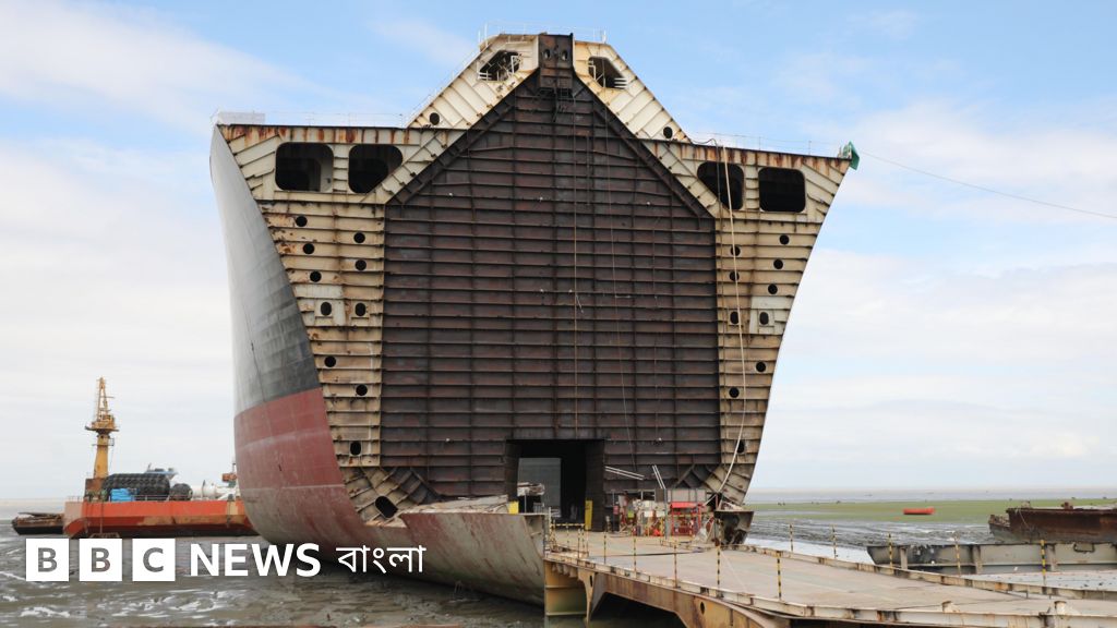 সীতাকুণ্ডে জাহাজ ভাঙা কারখানায় বিষাক্ত গ্যাসে প্রাণ হারালেন পলাশ জলদাস