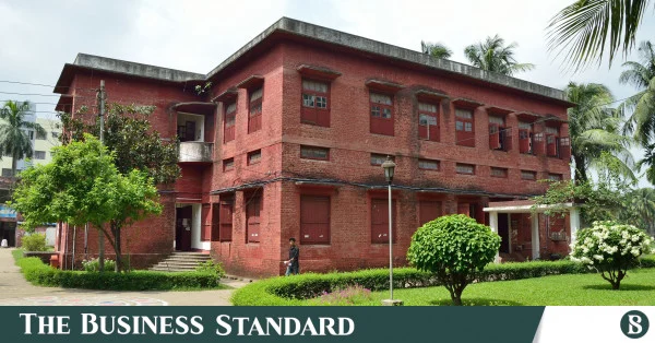 ঢাকা বিশ্ববিদ্যালয়ে ছাত্রদল ও শিবিরের সংঘর্ষের মধ্যে প্রভোস্ট উদ্ধার