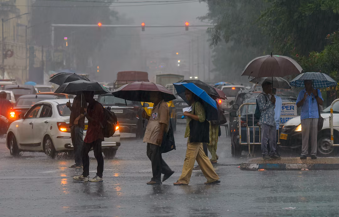 নিম্নচাপ ও ঘূর্ণাবর্তের প্রভাবে রাজ্যে দুর্যোগপূর্ণ আবহাওয়া