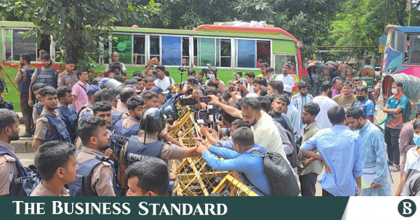 ঢাকা আলিয়া মাদ্রাসায় ছাত্রদল-শিবির সংঘর্ষের আশঙ্কায় পুলিশ মোতায়েন