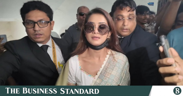 প্রতারণার মামলায় আদালতে আত্মসমর্পণ করে জামিন পেলেন তানজিন তিশা