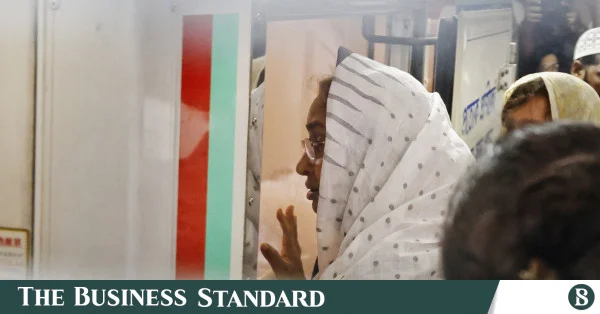 ১২ ঘণ্টার প্যারোলে মুক্তি পেয়ে প্রয়াত স্বামীকে শেষ বিদায় জানালেন দীপু মনি