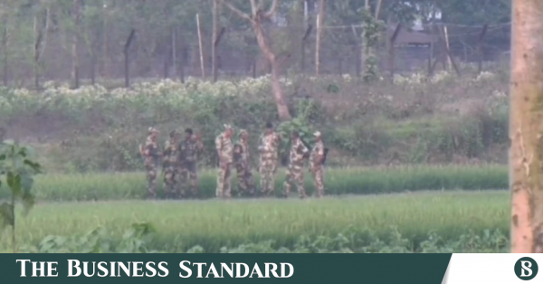 লালমনিরহাটে কৃষকদের সাথে বিএসএফের ধস্তাধস্তি, অস্ত্র ও ওয়াকিটকি ফেলে পালিয়ে গেল বিএসএফ