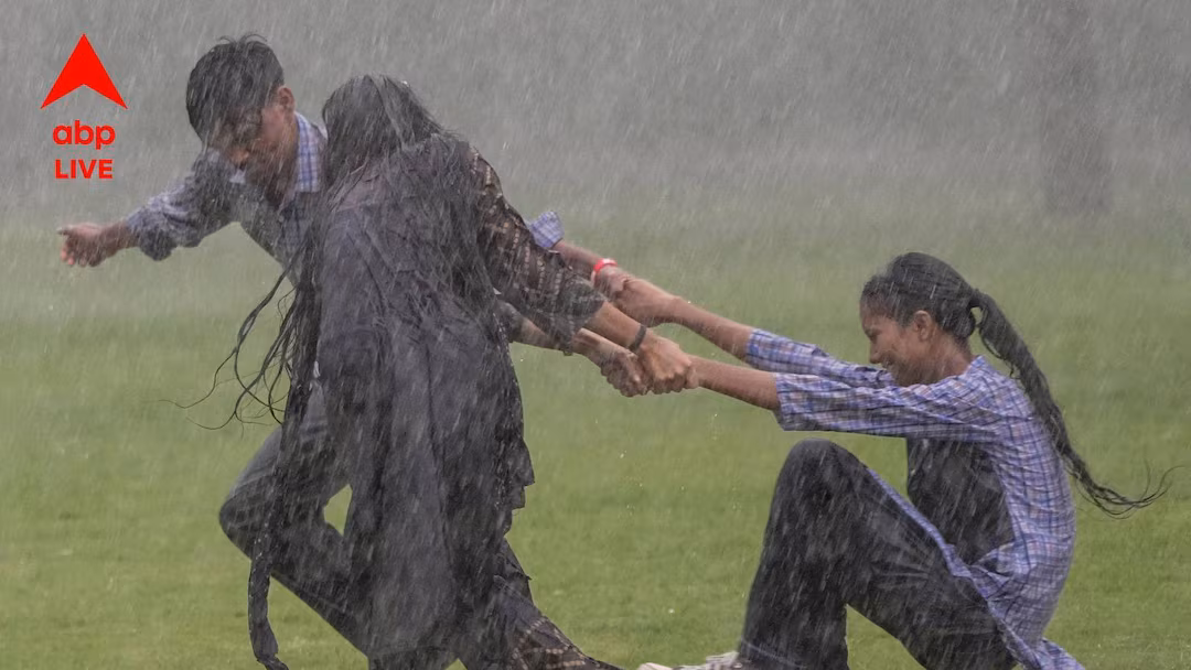 বঙ্গোপসাগরে নতুন নিম্নচাপ: আগামীকাল থেকে কি বাড়বে বৃষ্টির দাপট?