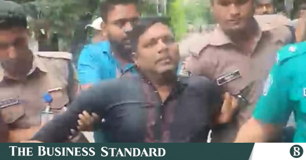 ধানমন্ডি ৩২ নম্বরে নিরাপত্তা জোরদার, শ্রদ্ধা জানাতে গিয়ে আটক এক