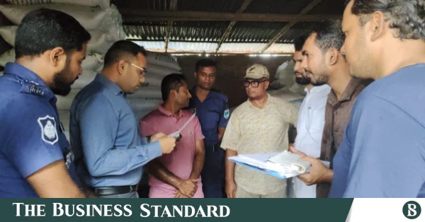 যশোরে ১৩.৫৫ টন সার জব্দ, ব্যবসায়ীর ২০ হাজার টাকা জরিমানা