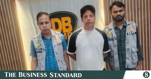 দেশত্যাগের সময় বড় সাজ্জাদের ঘনিষ্ঠ সহযোগী গ্রেপ্তার
