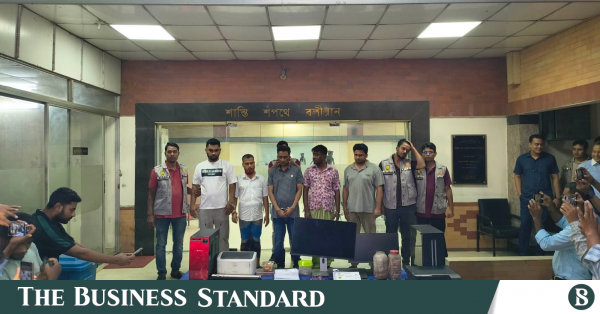 প্রধানমন্ত্রী ও মন্ত্রীদের স্বাক্ষর জালিয়াতির অভিযোগে গ্রেপ্তার ৫