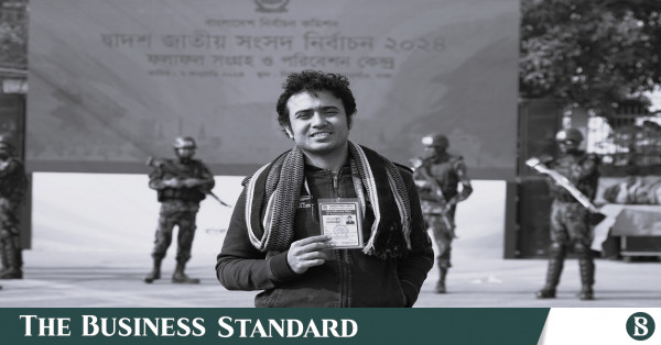 ‘প্রিয় বাবা, তোমাকে খুব মিস করি’: বাবার অপেক্ষায় মেয়ে, স্বপ্নের দেশের অপেক্ষায় মা
