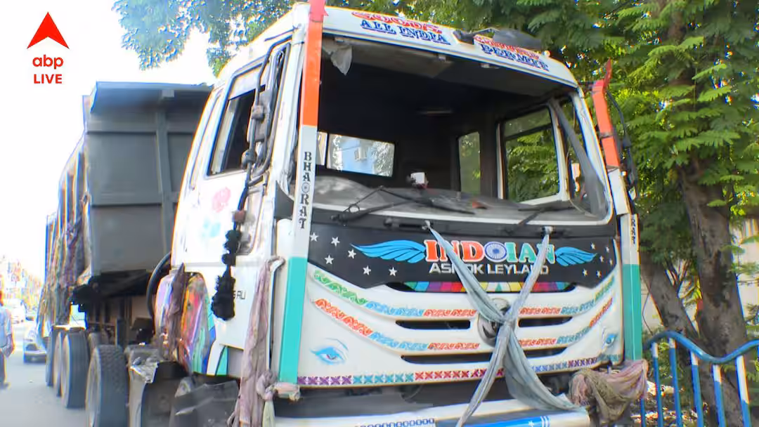 বরানগরে নিয়ন্ত্রণ হারিয়ে দোকানে ধাক্কা বালি বোঝাই লরির