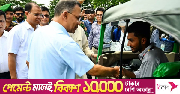 জুলাই অভ্যুত্থানে আহত তিন যোদ্ধাকে স্বাবলম্বী হতে গাড়ি উপহার প্রধানমন্ত্রীর