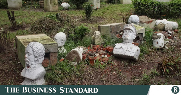 ঢাকা বিশ্ববিদ্যালয়ের 'স্বাধীনতা সংগ্রাম' ভাস্কর্য চত্বরের বেহাল দশা
