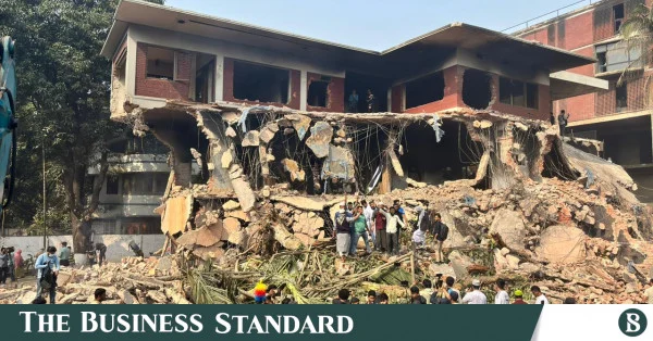 ধানমন্ডি ৩২ নম্বরে ভাঙচুরের ঘটনায় ড. ইউনূস ও আসিফ নজরুলসহ ২৭ জনের বিরুদ্ধে মামলার আবেদন