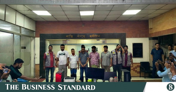 প্রধানমন্ত্রী ও মন্ত্রীদের স্বাক্ষর জালিয়াতির অভিযোগে গ্রেপ্তার ৫