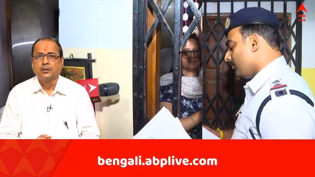 ক্যামাক স্ট্রিট বিলবোর্ড কাণ্ড: বৈশ্বানর চট্টোপাধ্যায়ের বাড়িতে পুলিশ